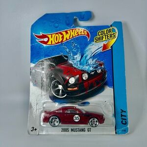 2013 Hot Wheels Color Shifters 2005 Mustang GT Red & Black & Maroon NEW #35